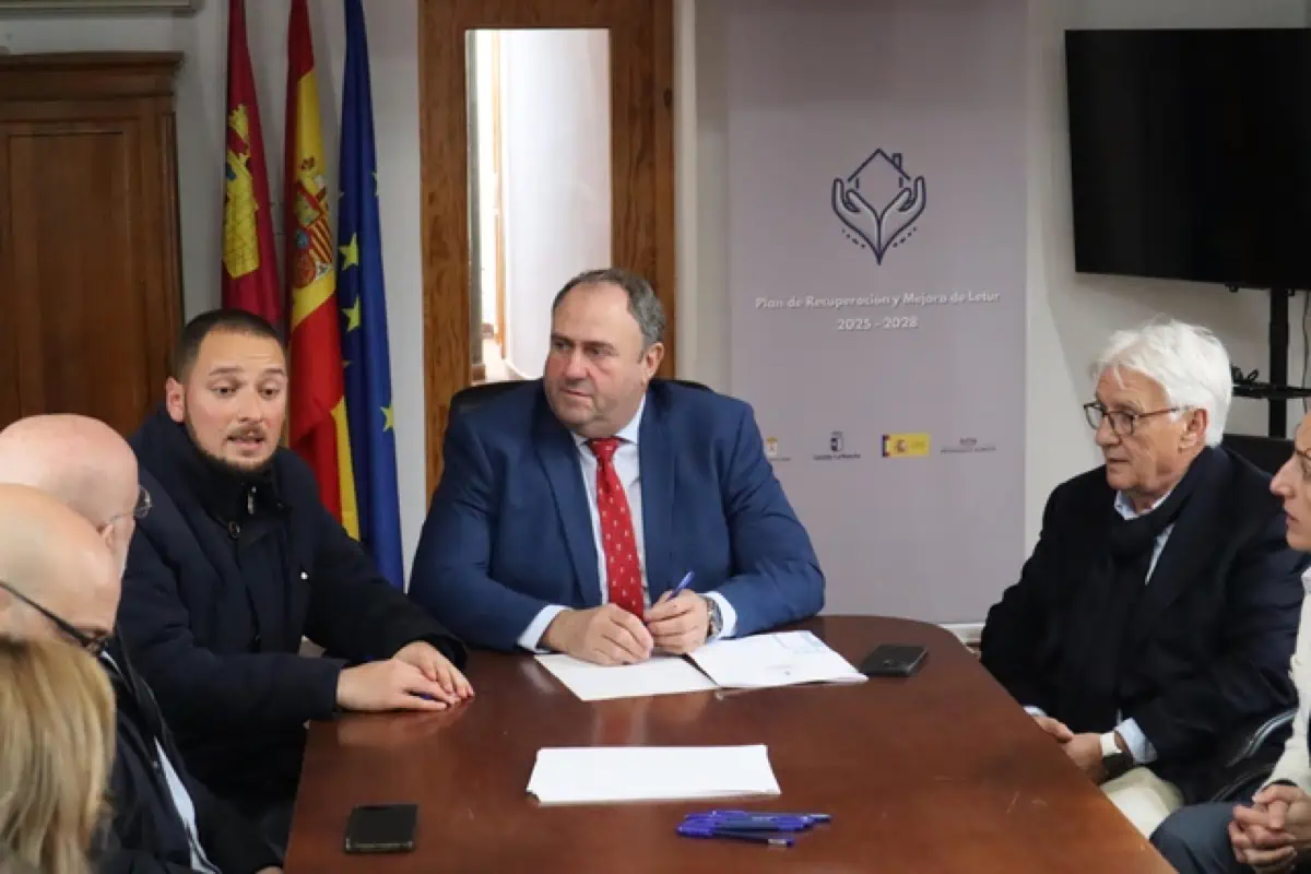 Entrega cheque a Letur reunión